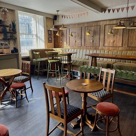 The Queens Head Hotel Ротбури Экстерьер фото